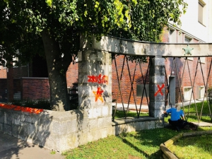 Skrunitev, Spomenik pri Gimnaziji Vič; Foto: SD