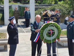 Polaganje venca pri spomeniku padlim v osamosvojitveni vojni na Žalah