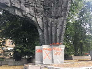 Skrunitev, Spomenik revoluciji kiparja Draga Tršarja na Trgu Republike; Foto: SD
